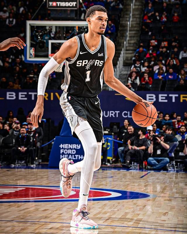 开云下载-人家新秀撞墙他越打越猛！两因素让文班亚马蜕变